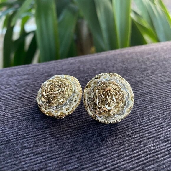 Vintage Three Tone Metal Chain Dome Earrings - Clip On - Picture 13 of 13